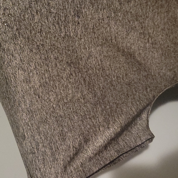 Avenue ~ Very soft top with decoration on chest area ~ very comfortable top - Picture 3 of 7